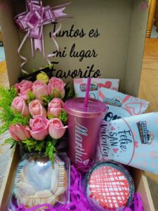 Una sorpresa de San Valentín puede incluir sus bebidas y alimentos favoritos